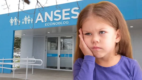 Niña triste frente a cartel de Anses para SUAF y AUH