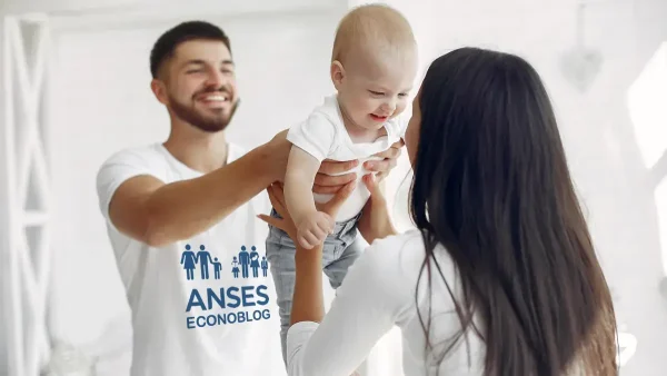 Familia con remera de Anses para AUH o SUAF junto a su bebé