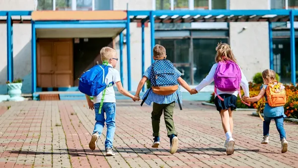 Estudiantes entrando a la escuela