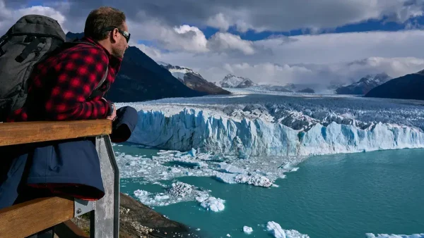 Turista en el Glaciar Perito Moreno