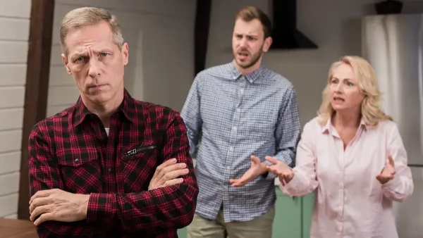 Jubilado enojado con sus hijos