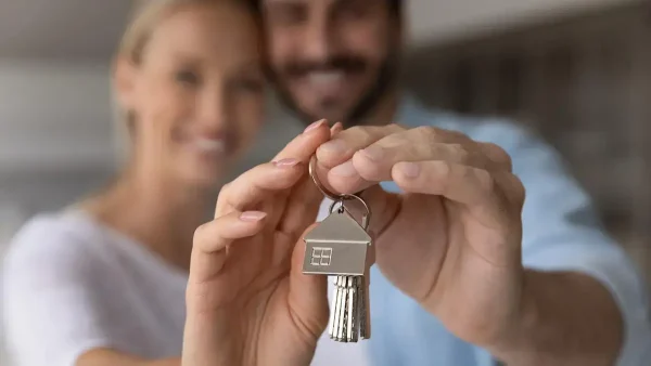 Pareja sosteniendo sus llaves