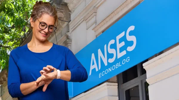 Jubilada con su reloj en Anses