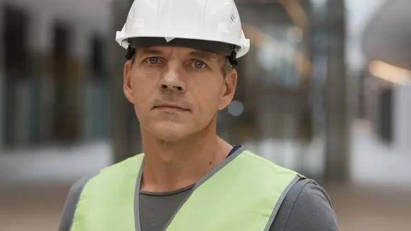 Trabajador con casco