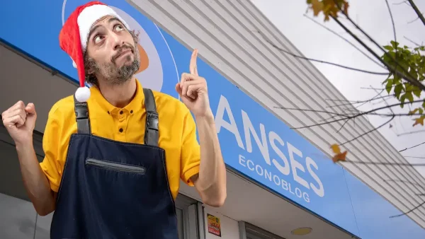 Trabajador con gorro de navidad en Anses