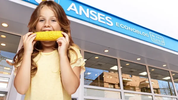 Beneficiaria de la Tarjeta Alimentar comiendo en Anses