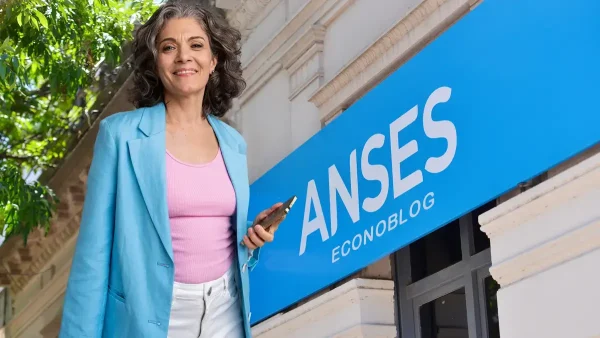 Jubilada con su celular en Anses