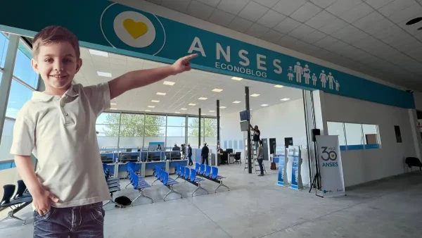 Niño en Anses con cartel para AUH y SUAF