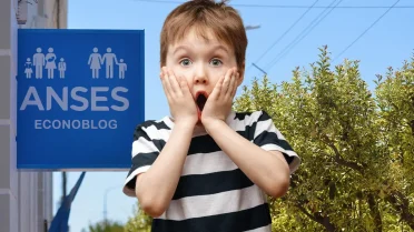 Sorprendido frente a cartel de Anses para AUH y SUAF