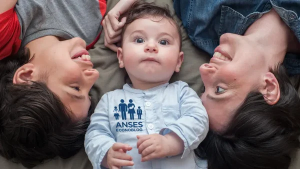 Bebé de AUH con ropa de Anses