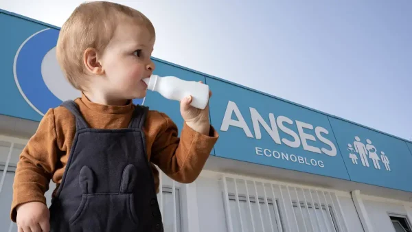 Bebé de la AUH tomando leche en Anses