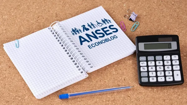 Calculadora junto a cuaderno de Anses