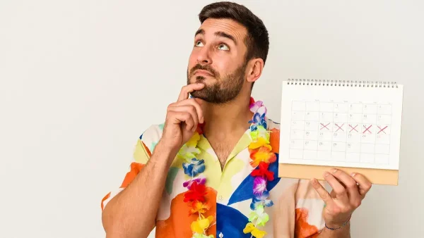 Hombre pensando con su calendario