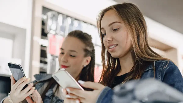 Chicas comprando celulares