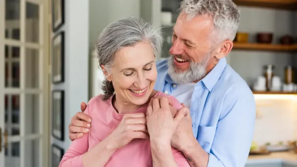 Pareja de jubilados contentos