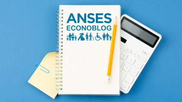 Cuaderno de Anses junto a calculadora