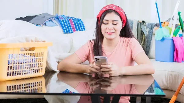 Empleada doméstica con su celular