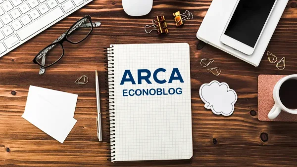 Escritorio con cuaderno de ARCA