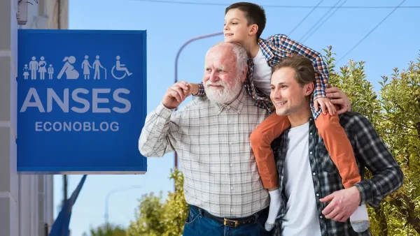 Jubilado con su familia en Anses