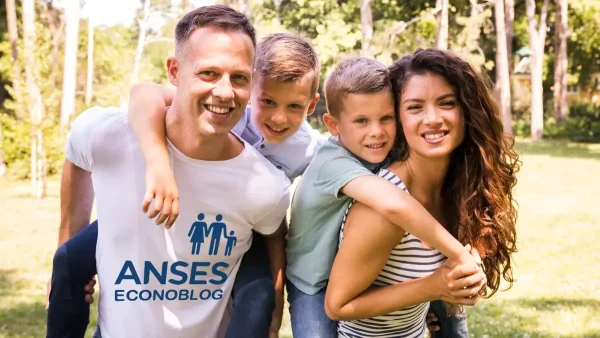 Familia del SUAF con remera de Anses