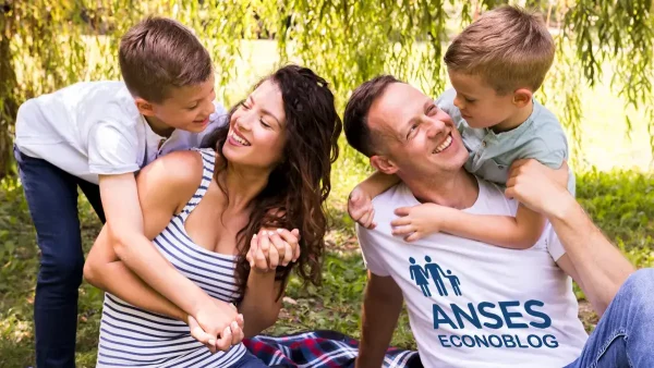 Familia del SUAF con remera de Anses