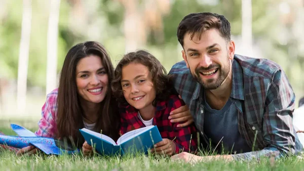 Familia feliz en el parque