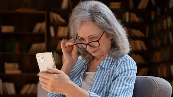 Jubilada mirando su celular