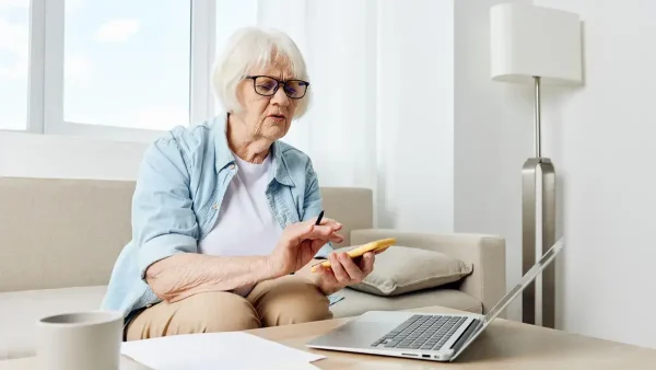 Jubilada usando una calculadora