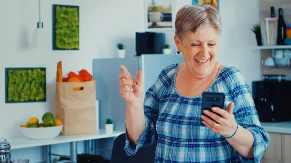 Jubilada contenta con su celular