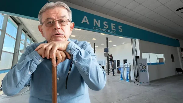 Jubilado con bastón en Anses