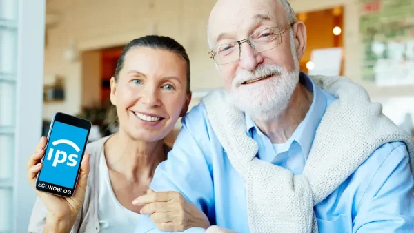 Jubilados del IPS con celular