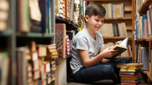 Estudiante leyendo libros