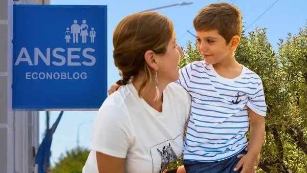 Madre de la AUH con su hijo en Anses