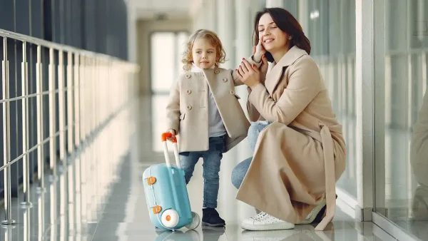 Madre con su hija viajando