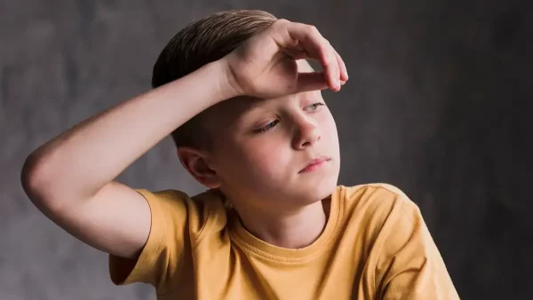 Niño triste y preocupado