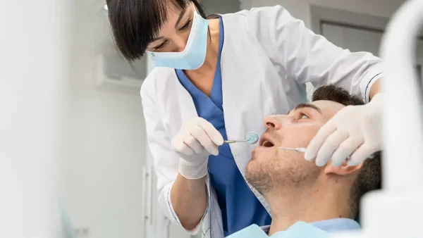 Odontóloga atendiendo a paciente