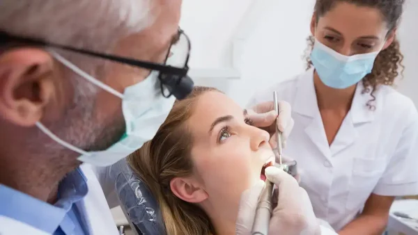 Odontológos con paciente