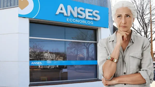 Jubilada pensando frente a Anses