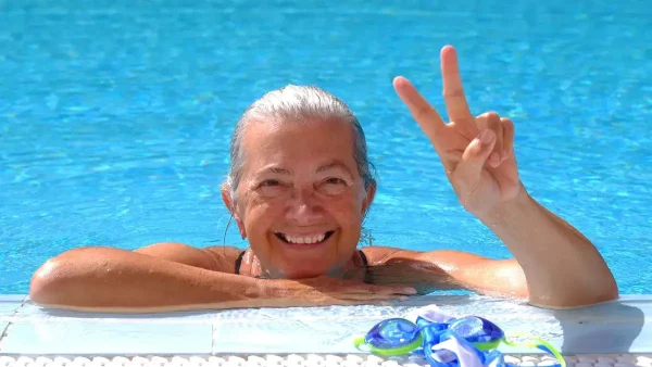 Jubilada en la pileta