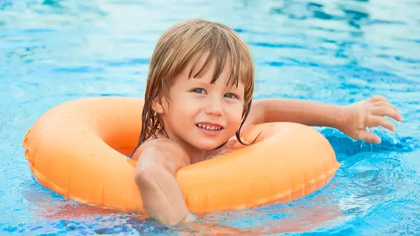 Disfrutando en la pileta