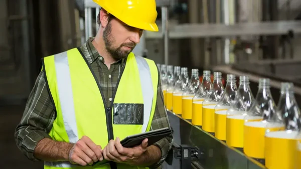 Trabajador con casco en una fábrica