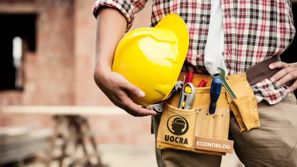Trabajador de la Uocra con casco