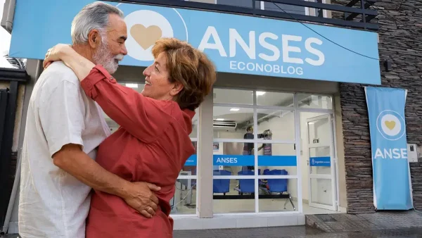 Jubilados abrazados en Anses