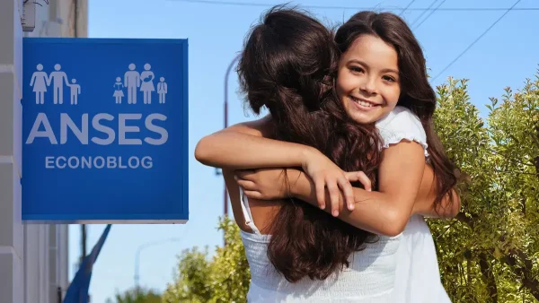 Abrazo de madre junto a cartel de Anses para SUAF y AUH