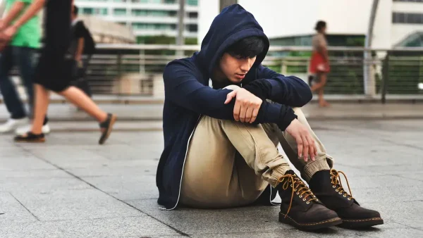 Adolescente en el suelo