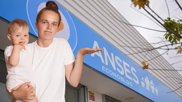 Madre de AUH con dudas junto a su bebé en Anses