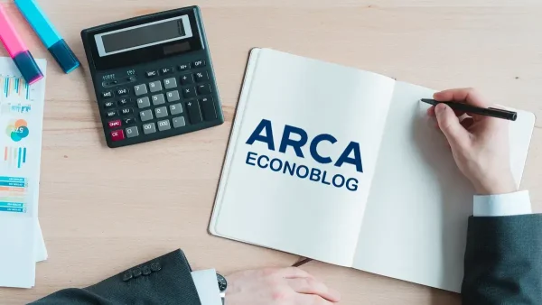 Escribiendo en cuaderno de ARCA