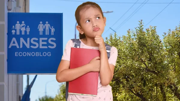 Estudiante pensando frente a cartel de Anses para AUH o SUAF