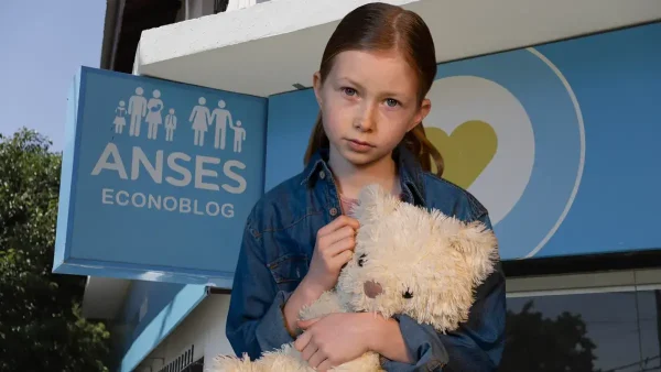 Niña de AUH o SUAF con su oso en Anses