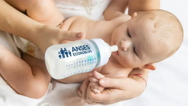 Bebé de la AUH con mamadera de Anses